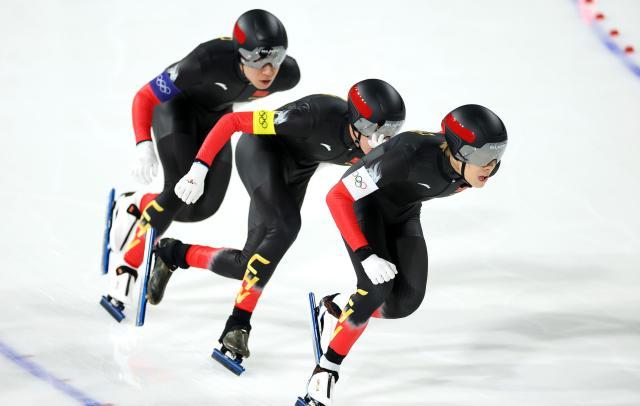 开云-创造历史 中国队晋级速度滑冰男子团体追逐半决赛